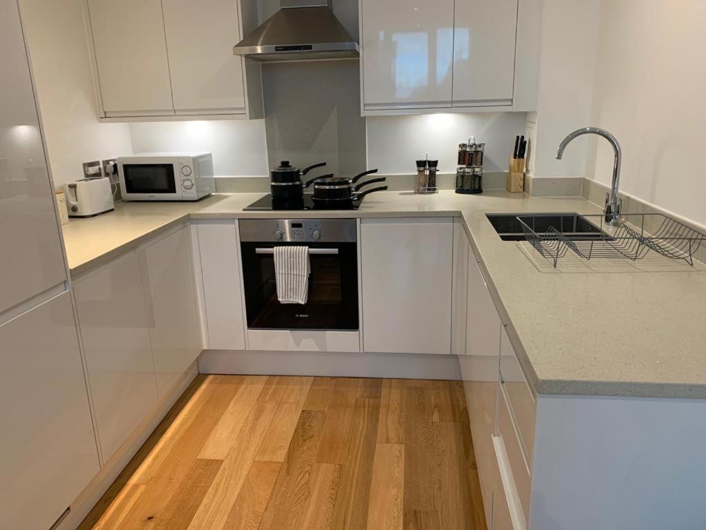 Modern 2 Bed 2 Bath Apartment In Central Croydon! Eksteriør billede