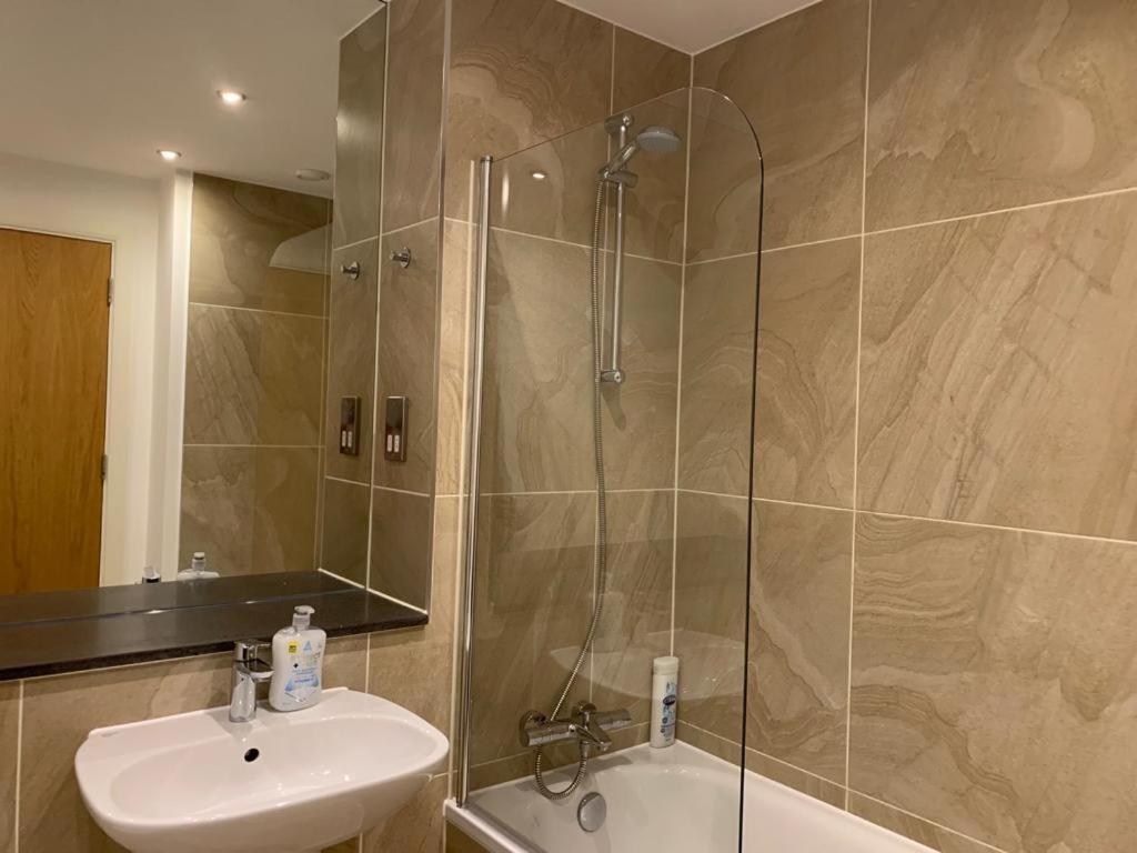 Modern 2 Bed 2 Bath Apartment In Central Croydon! Eksteriør billede
